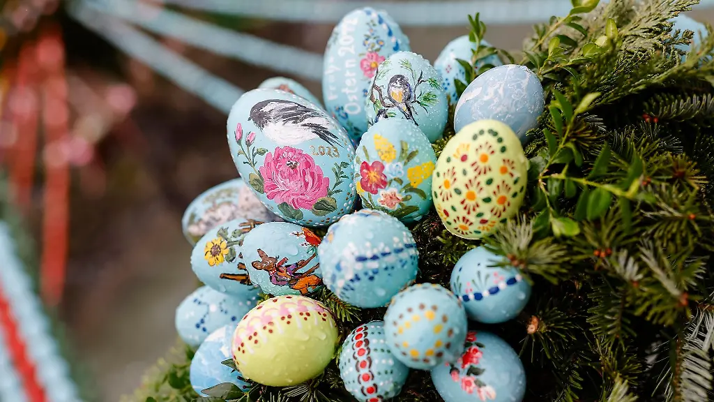 Die-Osterbrunnen-sind-wieder-frisch-verziert