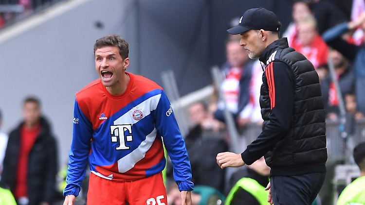 Thomas Müller als Motivator an der Außenlinie. 