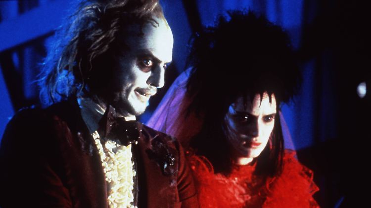 Beetlejuice (Michael Keaton) und Lydia Deetz (Winona Ryder). Zur Horror-Komödie von 1988 wurde auch eine gleichnamige Zeichentrickserie produziert.