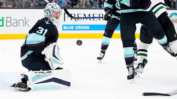 Philipp Grubauer musste im Schlussdrittel für seinen Kollegen Martin Jones auf die Bank.