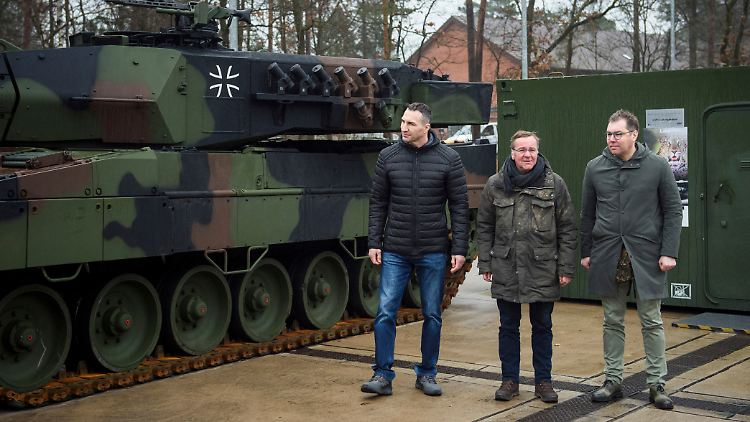 Boris Pistorius (m.) präsentiert Wladimir Klitschko und Botschafter Oleksii Makeiev einen Leopard 2. Mittlerweile sind die Kampfpanzer in der Ukraine aktiv. 