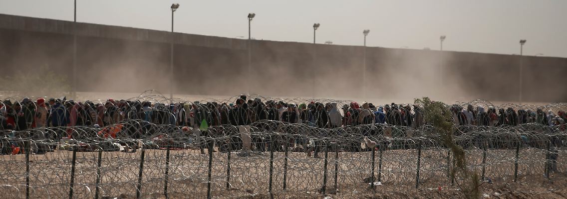 Tausende Menschen warten vor dem Grenzzaun darauf, dass Title 42 ausläuft.