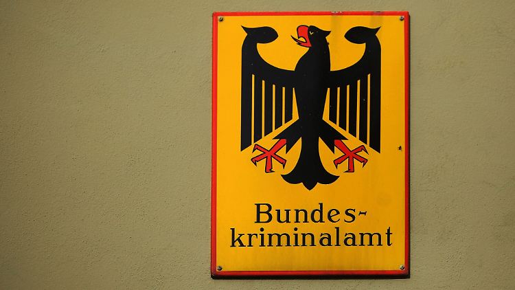Ein Schild weist auf das Bundeskriminalamt (BKA) hin.