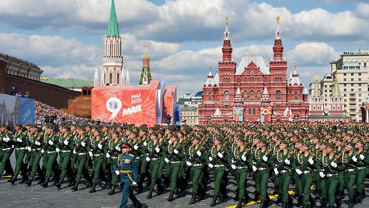 Russische Soldaten marschieren am 9. Mai 2023  auf dem Roten Platz während der Militärparade zum Tag des Sieges über Nazi-Deutschland.