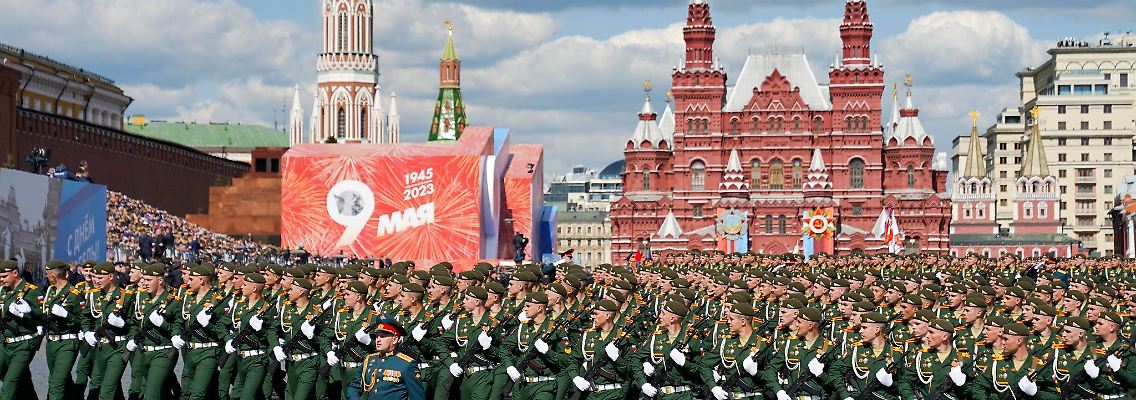 Russische Soldaten marschieren auf dem Roten Platz während der Militärparade zum Tag des Sieges, anlässlich des 78. Jahrestages des Endes des Zweiten Weltkriegs.