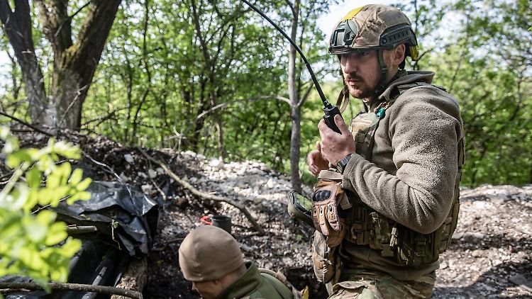Ein ukrainischer Soldat koordiniert den Beschuss russischer Stellungen bei Bachmut. 