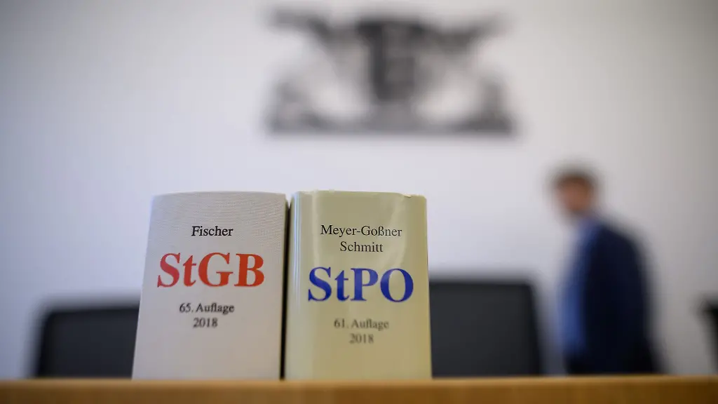 Eine-Ausgabe-des-Strafgesetzbuchs-und-der-Strafprozessordnung-stehen-in-einem-Gerichtssaal
