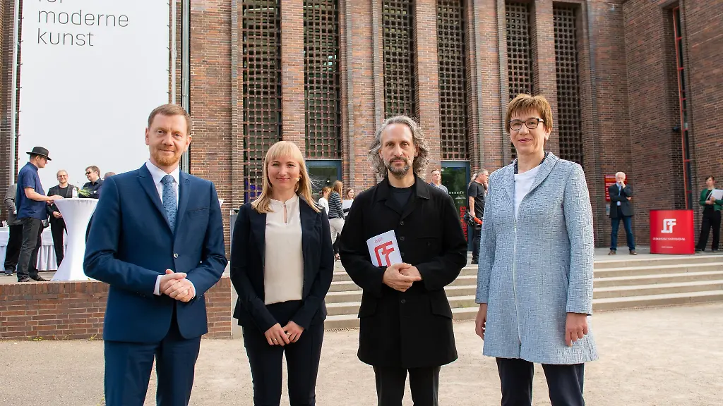 Sachsens-Ministerpraesident-Michael-Kretschmer-CDU-l-r-die-Geschaeftsfuehrerin-der-Kulturservicegesellschaft-mbH-Maria-Schulz-Festival-Intendant-Daniel-Kuehnel-und-Ministerin-Kathrin-Schneider