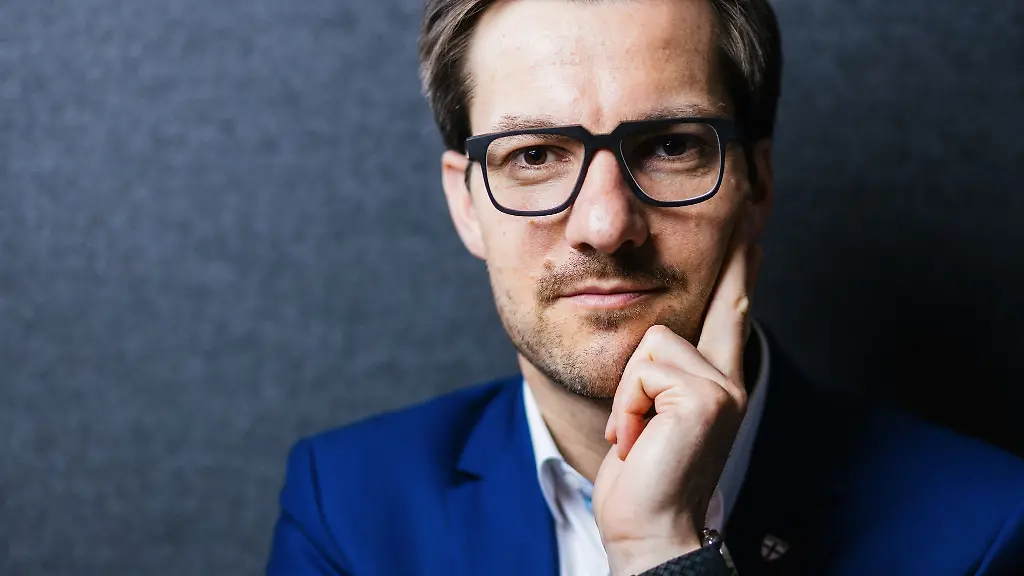 Martin-Horn-parteilos-Oberbuergermeister-von-Freiburg-sitzt-im-Rathaus-der-Stadt