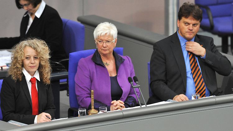 Schriftführerin Agnes Alpers neben Bundestagsvizepräsidentin Gerda Hasselfeldt (M.) und dem völlig korrekt gekleideten CDU-Mann Markus Grübel.