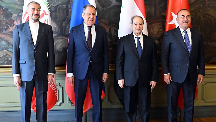 Die Außenminister Hossein Amirabollahian (Iran), Sergej Lawrow (Russland), Faisal Mekdad (Syrien) und Mevlüt Çavuşoğlu (Türkei) bei ihrem Treffen in Moskau.