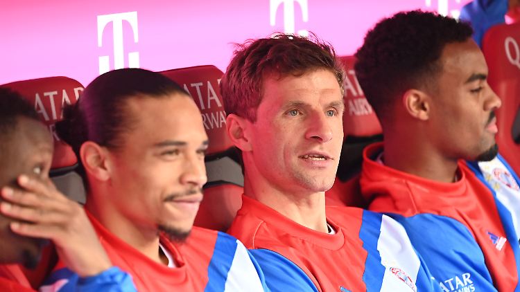 Thomas Müller auf der Bank. Ein Bild, das zunehmend zum Alltag wird.