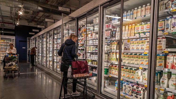 Die Inflation ist zwar von ihrem Höchststand gesunken, dennoch bleiben Preissteigerungen insbesondere in den Dienstleistungsbranchen hoch.