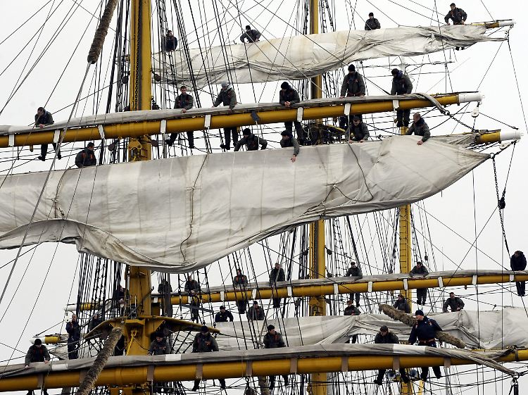 Matrosen des Marine-Schulschiffs "Gorch Fock" entern in die Takelage auf, um die Segel auszupacken (Foto: 2009).