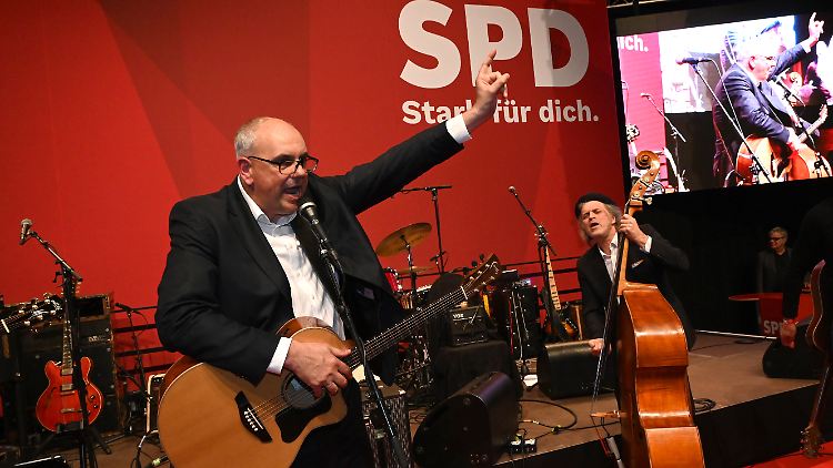 Bürgermeister Bovenschulte setzt im Wahlkampf gerne mal auf seine Gitarre.