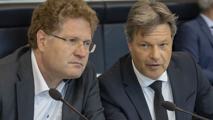 Patrick Graichen und Robert Habeck vor dem Ausschuss