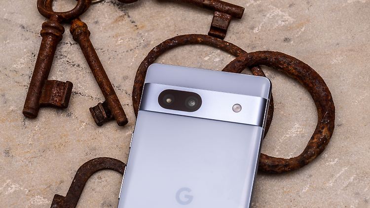 Das Pixel 7a in Hellblau.