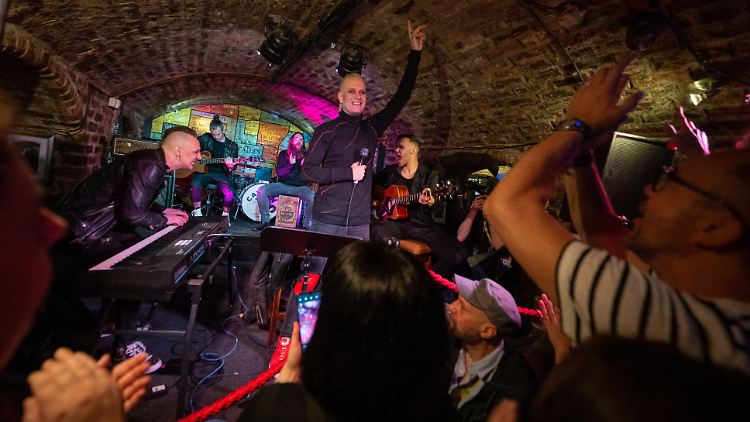 Auch ein Akustik-Set im legendären Cavern Club stand auf dem Liverpool-Programm der Gruppe.