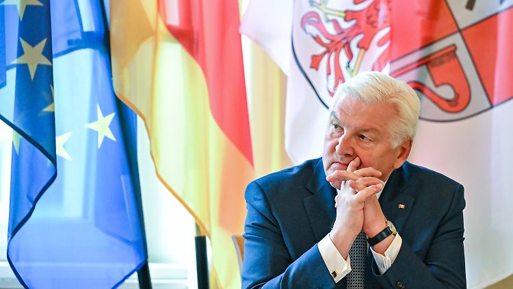 Bundespräsident Steinmeier nimmt an der Stadtverordnetenversammlung von Senftenberg teil.