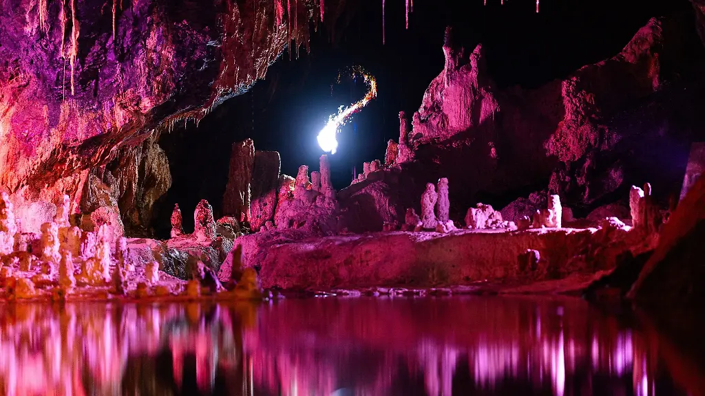 In-wechselnden-Farben-wird-der-Maerchendom-der-Saalfelder-Feengrotten-angestrahlt