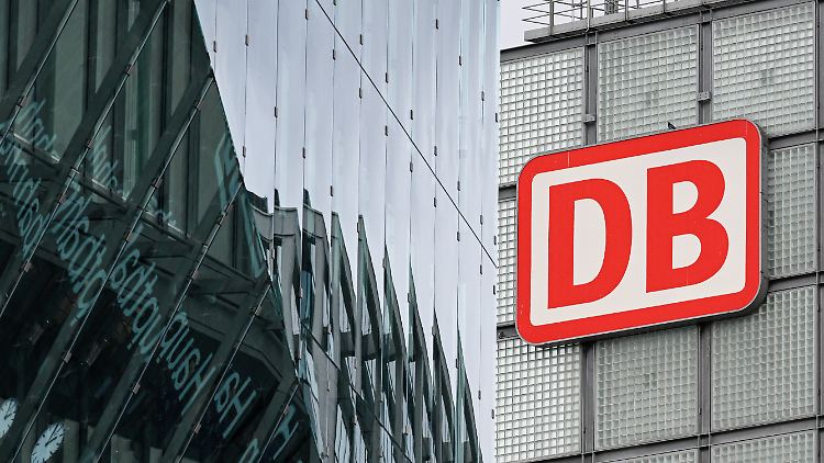 Aus Bahnkreisen heißt es, dass die Deutsche Bahn "die teils seit Jahrzehnten geltenden Arbeitsverträge der Beschäftigten, zu denen Tarifmitarbeitende und Führungskräfte zählen", erfülle.