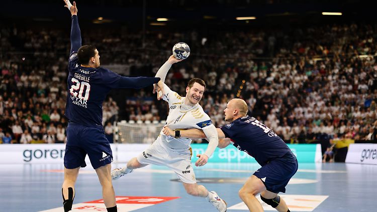 Kiels Miha Zarabec und seine Kollegen haben ein hartes Champions-League-Duell zur Hälfte hinter sich.