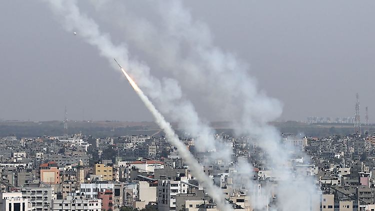 Das israelische Militär hat nach eigenen Angaben mehr als 100 Ziele der militanten Palästinenserorganisation im Gazastreifen angegriffen.