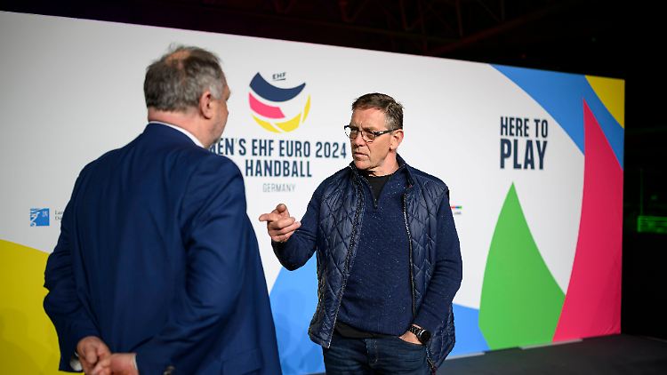 Michelmann (l.) und Bundestrainer Gislason am Rande der EM-Auslosung.