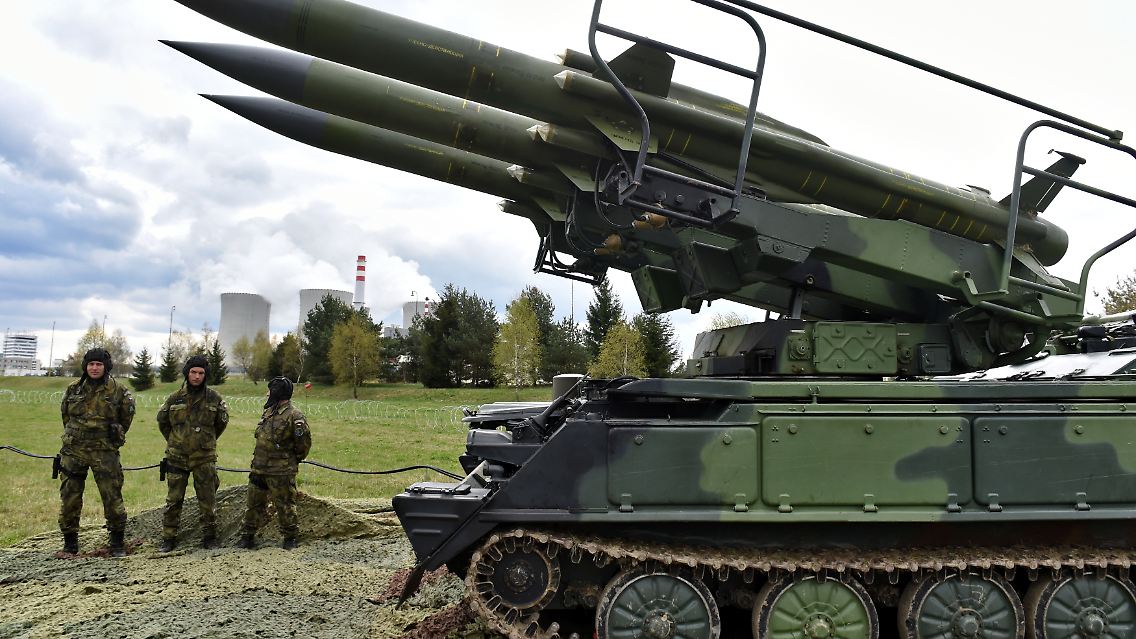 Tschechische Soldaten stehen an einem sowjetischen Flugabwehrraketensystem 2K12 Kub.