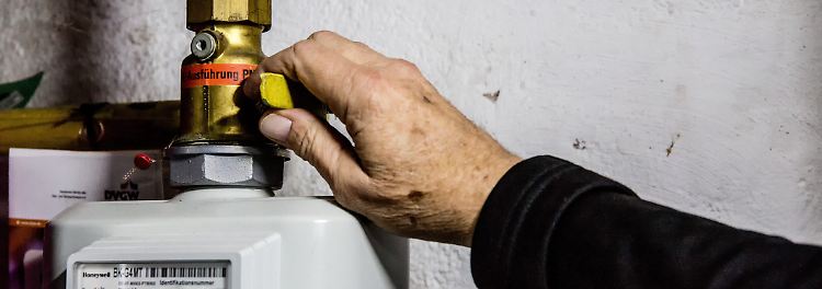 Eine Person dreht im Wohnhaus den Haupthahn der Erdgaszuleitung für die Gasheizung des Hauses ab.