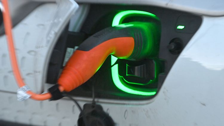 Elektroauto während des Stromtankens, also des Ladens: Eine Vollkostenanalyse des ADAC hat Verbrenner und E-Autos verglichen.