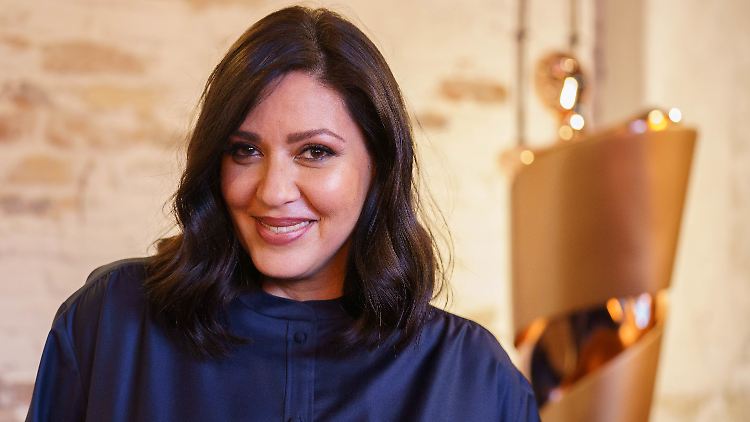 Moderiert den Filmpreis und ist sich ihrer Verantwortung, Spaß und Ernsthaftigkeit unter die Leute zu bringen,  bewusst: Jasmin Shakeri.