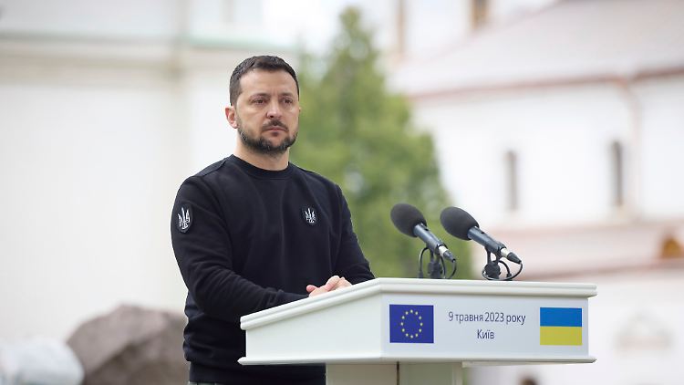 Laut dem ukrainischen Präsidenten, Wolodymyr Selenskyj, hängt der Start der Gegenoffensive mit weiteren Lieferungen von gepanzerter Fahrzeuge zusammen.