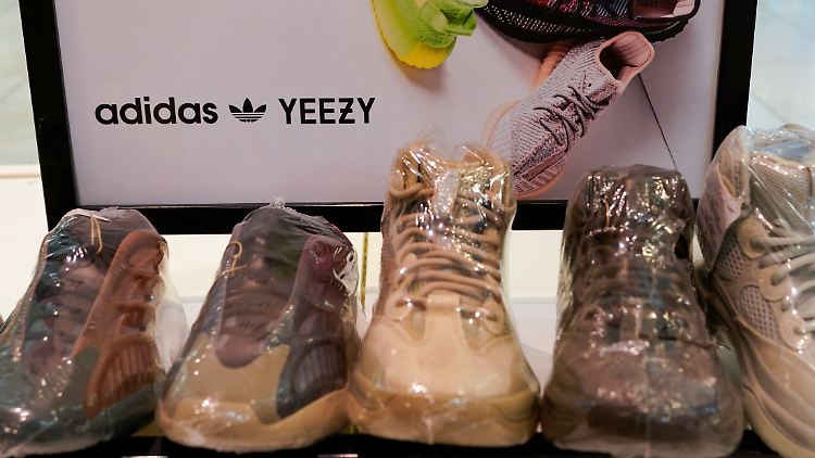 Wann und wie der Verkauf der "Yeezy"-Bestände starten soll, ist noch unklar.