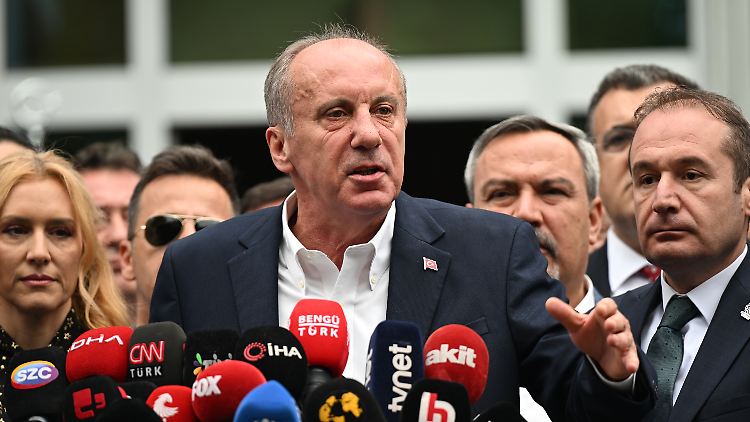 Kandidat Muharrem Ince verkündet vor Pressevertretern seinen Rückzug aus der Präsidentschaftswahl.