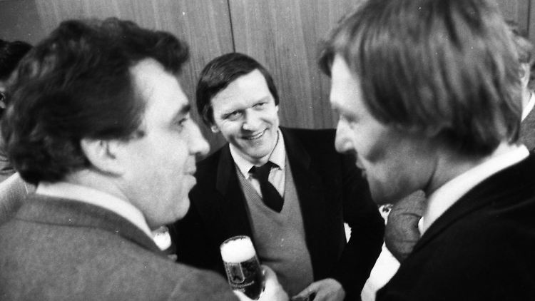 Krenz (l.) und Schröder kennen sich noch von 1980, als der eine FDJ-Chef war und der andere Juso-Vorsitzender.