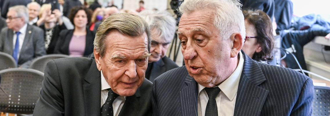 Schröder und Krenz bei der Trauerfeier für den ehemaligen DDR-Ministerpräsidenten Modrow im vergangenen März.
