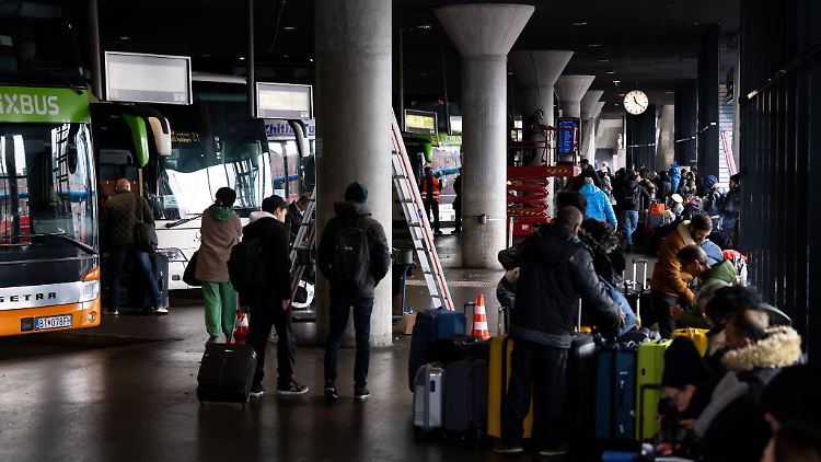 Ausweichen auf Alternativen: Wer am Wochenanfang mit der Bahn reisen wollte, kommt stattdessen vielleicht im Fernbus ans Ziel.