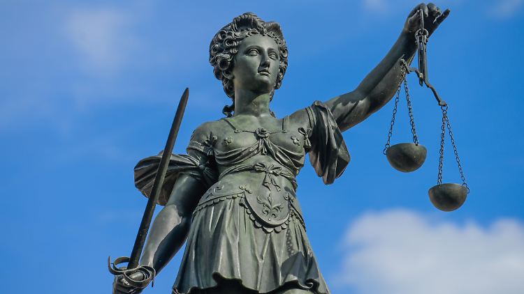 Bei dem Jugendlichen zu Hause fand die Polizei außerdem eine Nazi-Flagge, eine Nazi-Armbinde und Hitlers "Mein Kampf".