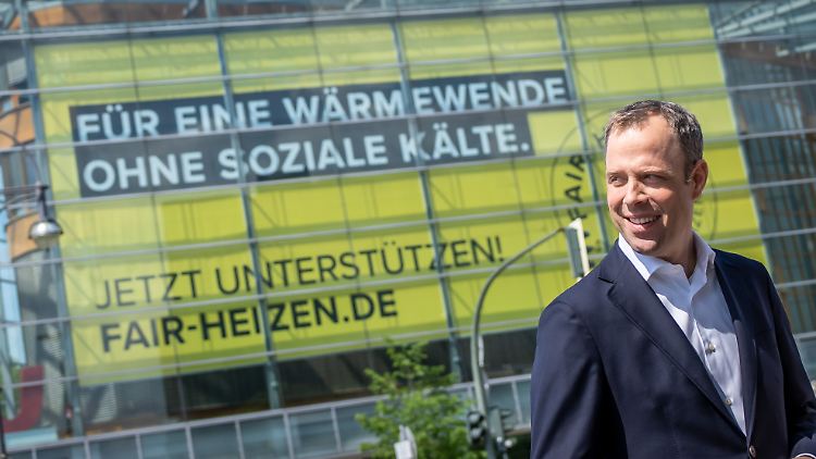 CDU-Generalsekretär Mario Czaja posiert vor dem Plakat zur Unterschriftenkampagne, das die Fassade des Konrad-Adenauer-Hauses ziert.