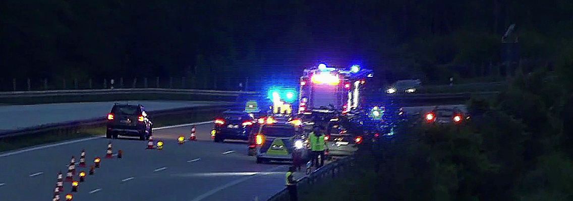 Polizisten sichern den Tatort ab.
