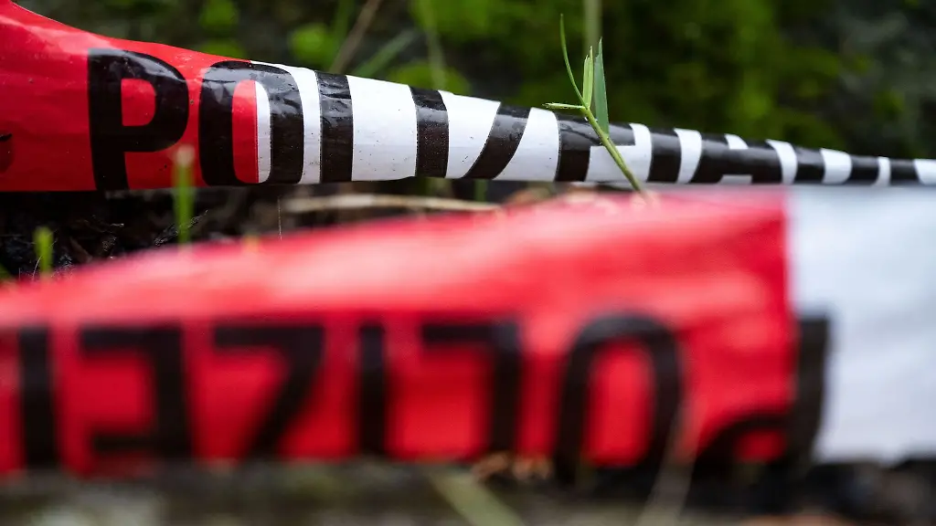 Polizeiabsperrband-liegt-in-der-Naehe-des-Fundortes