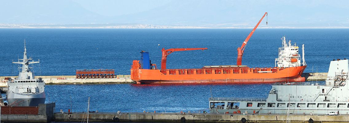 2022-12-07T175313Z_1751303295_RC251Y9538SO_RTRMADP_3_SAFRICA-RUSSIA-SHIP.JPG