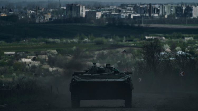 Die Informationen über einen angeblichen russischen Rückzug nahe Bachmut erwähnt das russische Ministerium nicht.