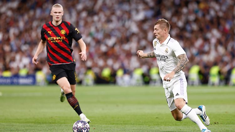Toni Kroos (r.) ist der größte deutsche Fußballer der Geschichte, sagt Hamann. Vielleicht schaut Erling Haaland deshalb so gehetzt. 