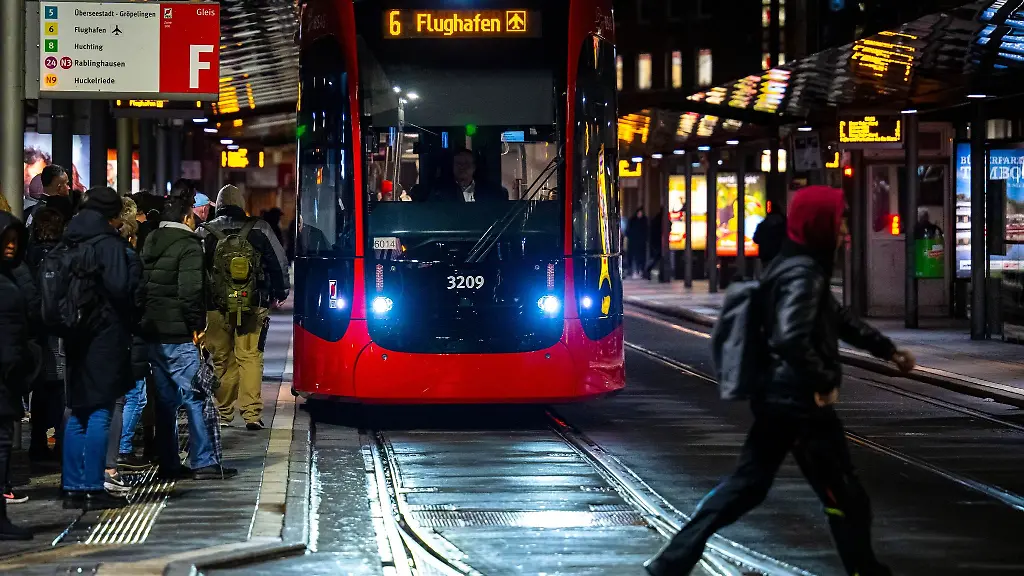 Eine-Strassenbahn-steht-an-der-Haltestelle-Hauptbahnhof-in-Bremen