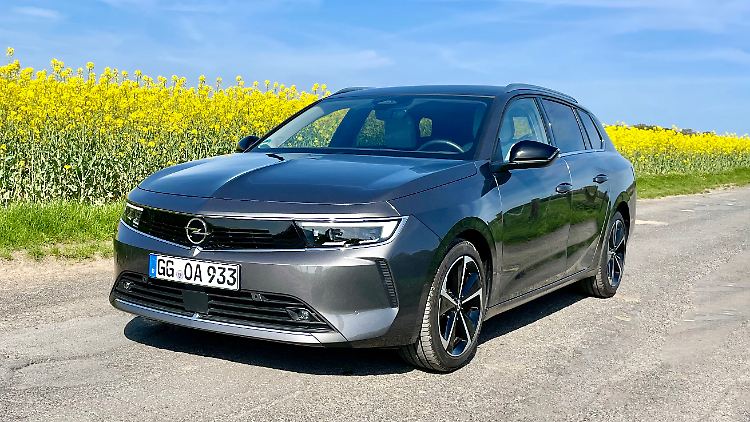 Der Opel Astra 1.5 Diesel ST hat eine stylische Front mit markanten Tagfahrlichtern und "Vizor"-Gesicht. Dass das schwarze Kühlergrill-Element ein Visier sein soll, darauf muss man erst einmal kommen.