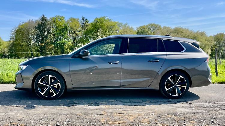 Verrückt, dass das Segment noch Kompaktklasse heißt. Mit 4,64 Metern Länge ist der Opel Astra Sports Tourer alles andere als kompakt.