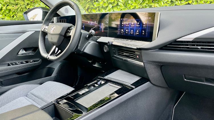 Leicht gebogen ist heute in. Mechanische Anzeigen sucht man hier vergebens, stattdessen gibt es insgesamt 20 Zoll Display. Das Betriebssystem des Opel lässt sich nach etwas Eingewöhnung gut bedienen. Dennoch haben auch physische Tasten ihren Platz.