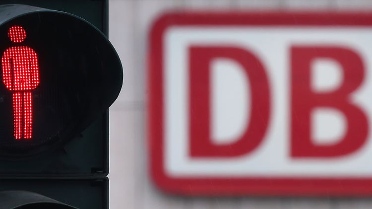 Symbolisch: Die EVG stellt die Ampel für die Deutsche Bahn nach wie vor auf Rot. Der angekündigte 50-Stunden-Streik soll stattfinden.